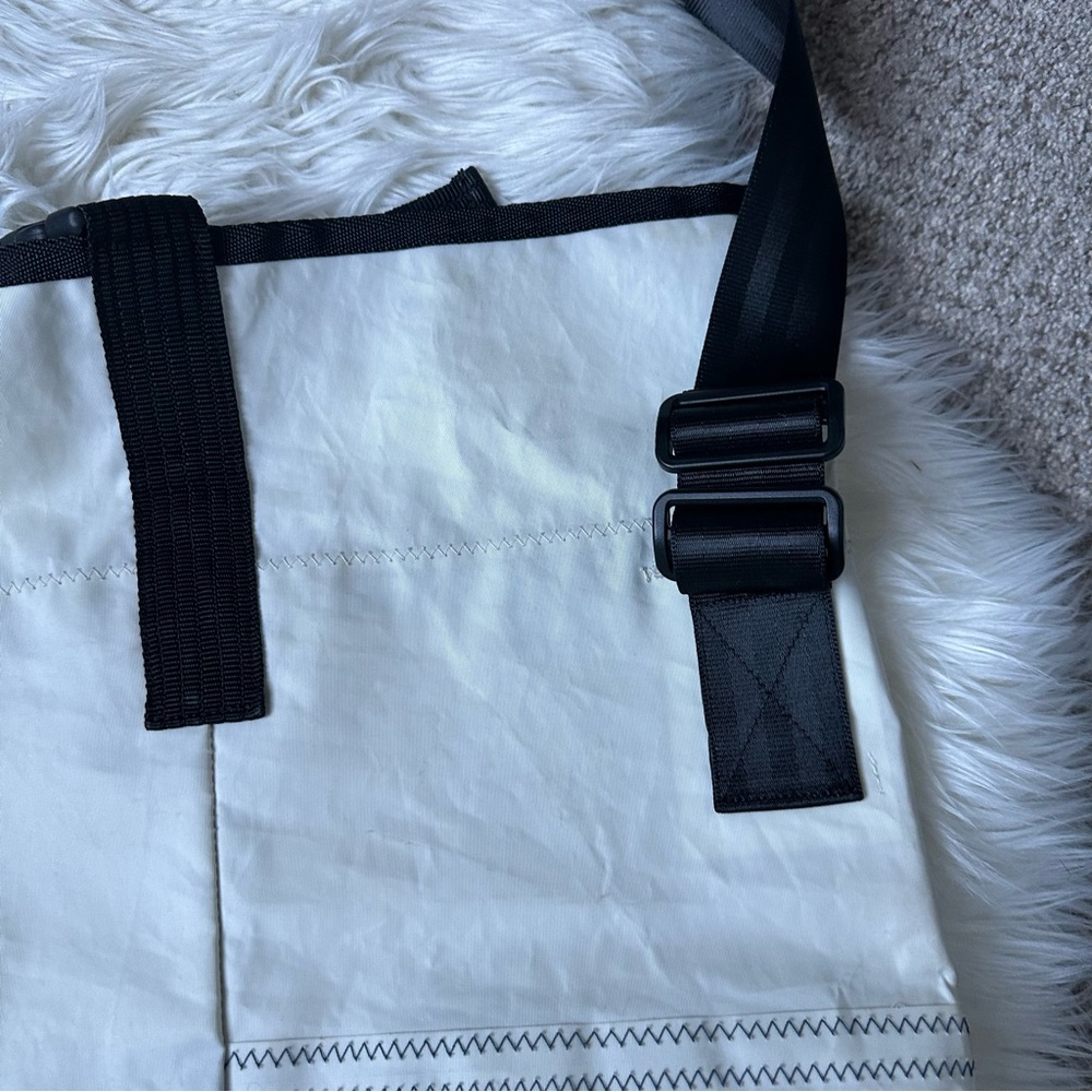 Klein & More Design 360 Sailboat Recycled Large Crossbody Bag White/ Blue - Picture 7 of 14